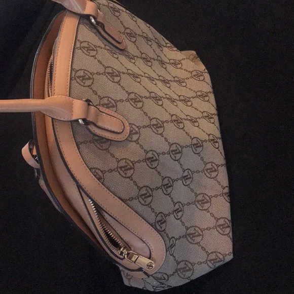 Beautiful Adrienne Vittadinio shoulder purse - Picture 2 of 5